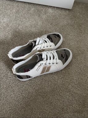 Jellypop White and Camo Low-Top Sneakers